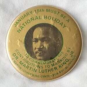Martin Luther King Jr Jan 15th Must be a National Holiday Pinback Vintage Button